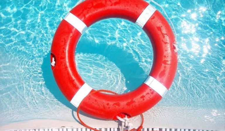 Ratownicy z Pływalni Orunia uratowali życie piłkarzowi